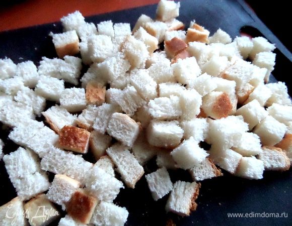 Начинаем с кубиков...Я нарезала 3 куска хлеба и у меня осталось,но это зависит от размера перцев. Мои были средние.