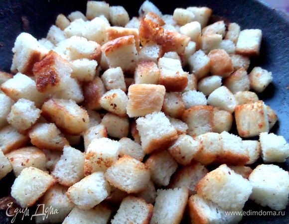 Обжарим кубики в оливковом масле,постоянно помешивая.