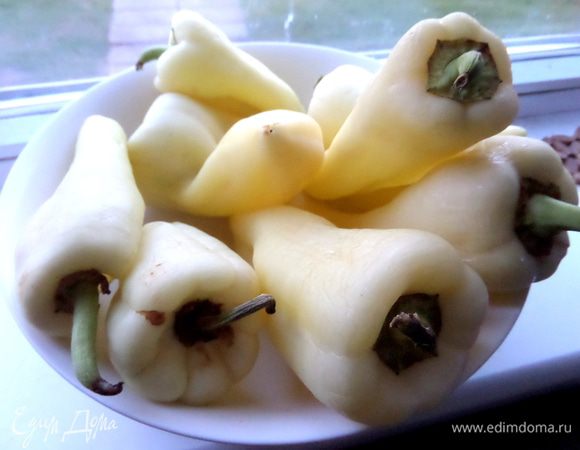 Перцы самые обычные,местные,они тоже хорошо держат форму и не менее вкусны при запекании,чем мясистые красные)))