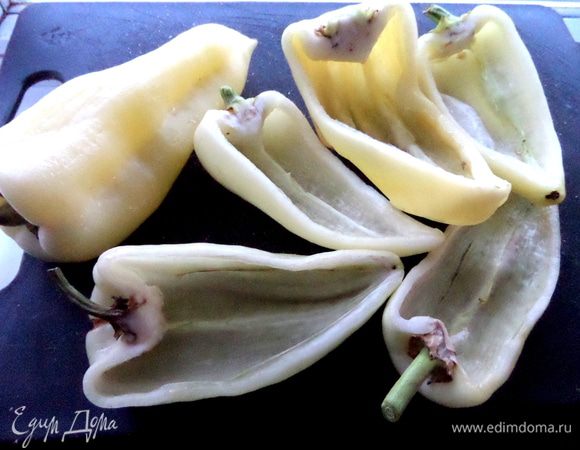 Разрезаем их вдоль,чистим от семян,хвостики оставляем!