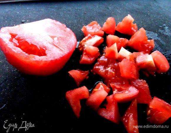 Делаем начинку...Помидоры чистим от кожицы и нарежем кубиками.