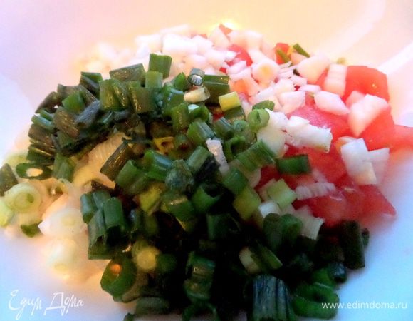 Вот ещё зелёного пучок нарезала. Всё соединяем в миске.