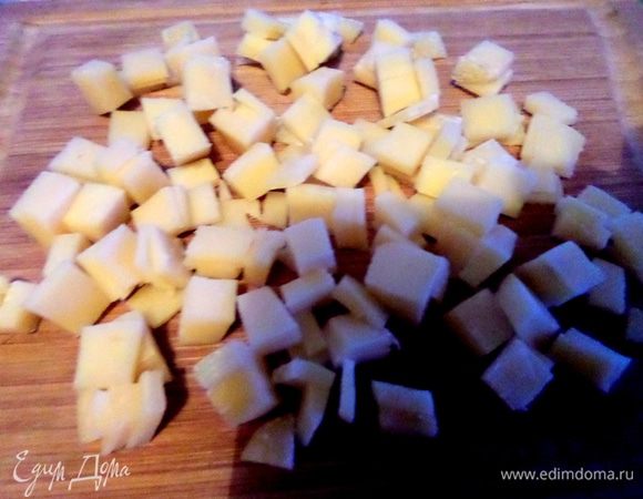 Сыр тоже решила нарезать на кубики. Кстати,колбасный тоже отлично впишется сюда!