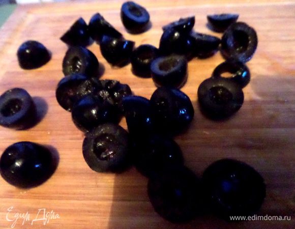 Оливки без косточек просто делим пополам.