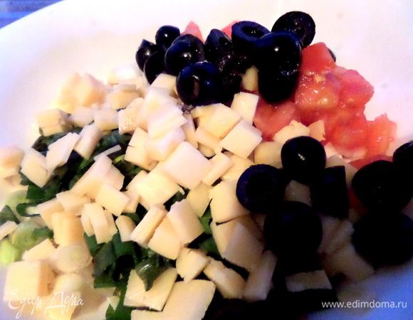 Добавляем сыр,оливки к начинке.