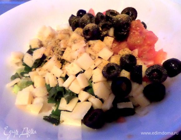 Добавим овощную приправу с солью. В мою приправу входят: чеснок,петрушка,горчица,сладкая паприка,морковь,куркума,базилик,лук,соль.