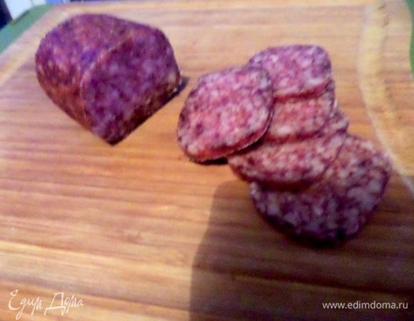 И тут я вспомнила про сервелат))) Нарежем его очень мелко...,так,для пикантности!