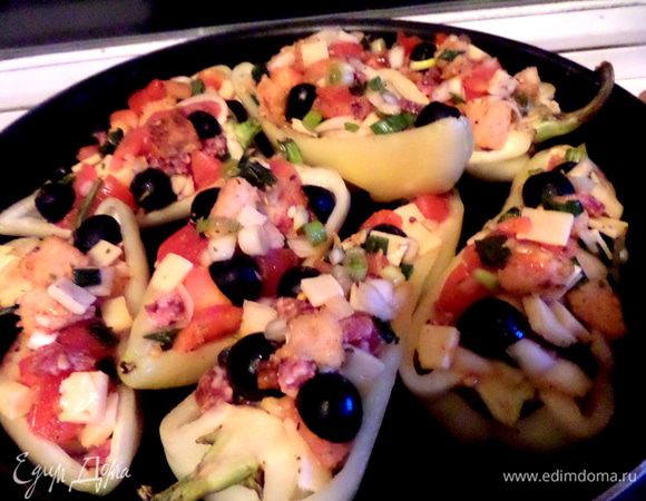 Раскладываем начинку в перцы,а наполненные лодочки ставим в смазанную непригораемую форму.