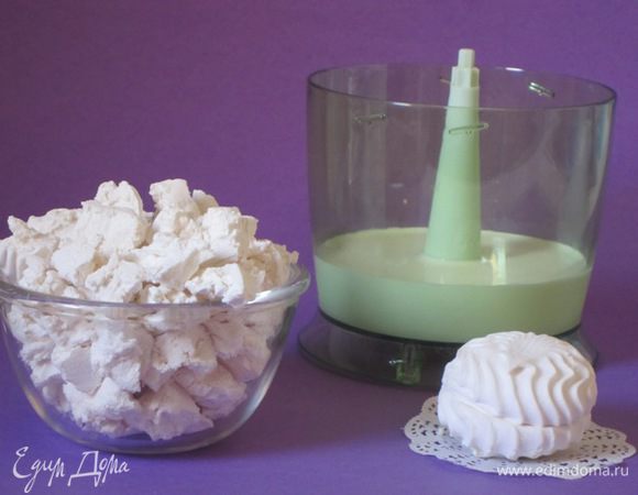 Для мусса сливки взбить с разломанными на кусочками зефиром. Лучше взбивать погружным блендером.