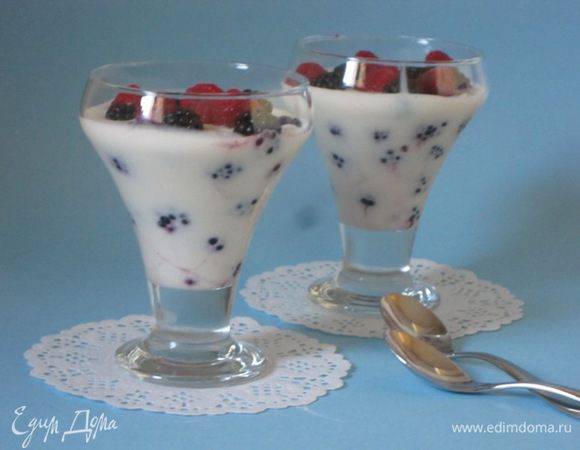 Украсить ягодами ежевики и малины. Летнее лакомство готово!
