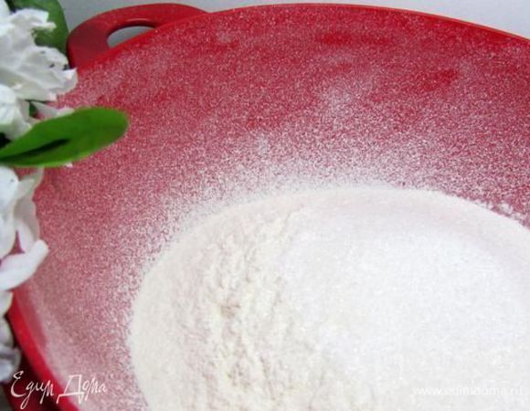 Муку, 50 г сахара, ванильный сахар, дрожжи и соль смешать в миске. 