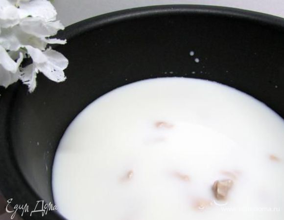 В сотейнике соединить 1 ст. л. сахара, молоко и воду, слегка подогреть и снять с огня. Добавить дрожжи, дать им раствориться. 