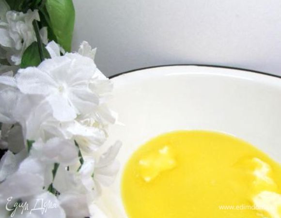 60г сливочного масла растопить на слабом огне. Дать слегка остыть. 