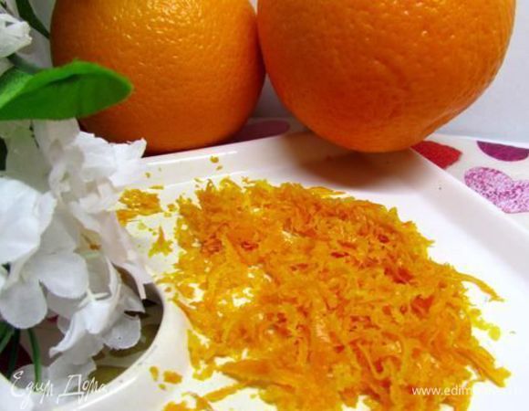 Апельсины хорошо промыть под горячей водой, обсушить и снять цедру.