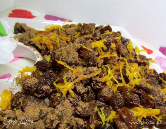 Изюм промыть, хорошо просушить, добавить к цедре, присыпать корицей и всё хорошо перемешать.