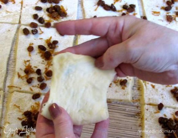 Прямоугольники теста свернуть пополам, слегка растягивая их по длине и ширине. 