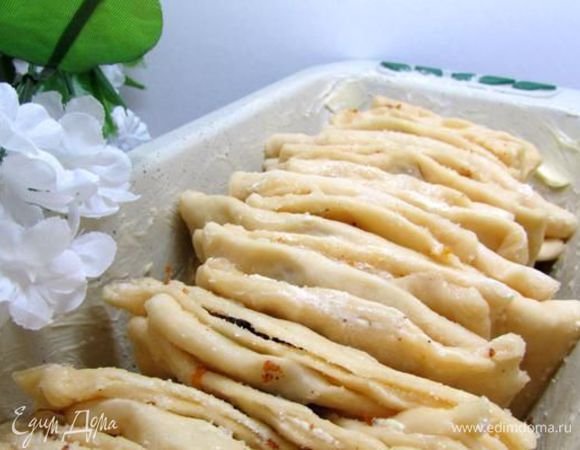 Когда все слои будут выложены, форму вернуть в горизонтальное положение и слегка распределить слои, как можно более равномерно по форме. Отправить форму с тестом в теплое место, примерно на 15-20 минут. Затем отправить в духовку (175 градусов) и выпекать 30 минут. Проверьте готовность деревянной шпажкой.