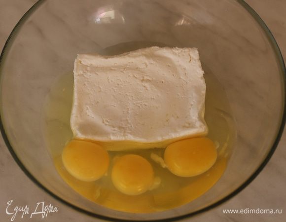 соединить творог с яйцами и хорошо перемешать.