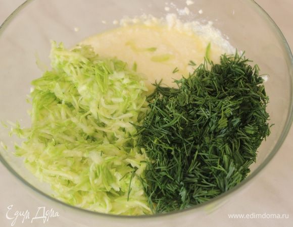 Добавить натертый на мелкой терке кабачок (лишнюю жидкость отжать) и рубленый укроп. Перемешать.