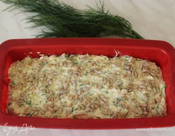 Выложить тесто в форму для запекания, сверху посыпать семечками (можно использовать любые - подсолнечные, тыквенные, семя льна)