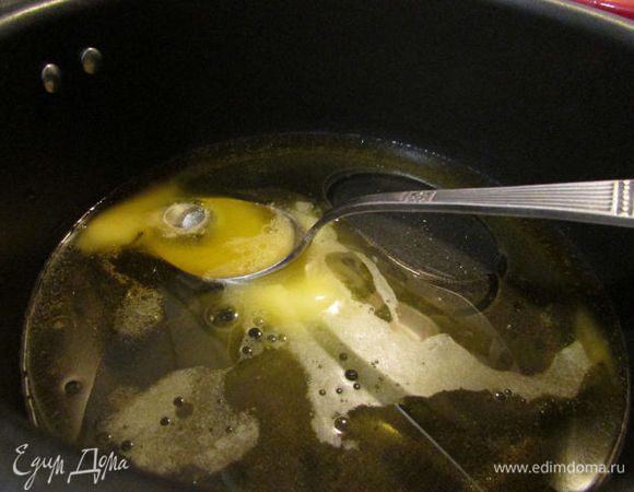 В сотейнике соединить воду и масло, чуть присолить. Поставить на огонь, довести до кипения и чуть-чуть дать покипеть. 
