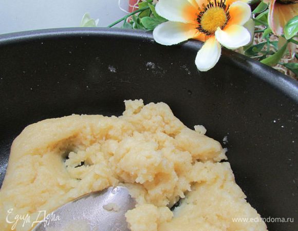 Затем всыпать (осторожно, запузырится!!!) муку и быстро, ложкой замесить тесто. Дать тесту немного остыть.