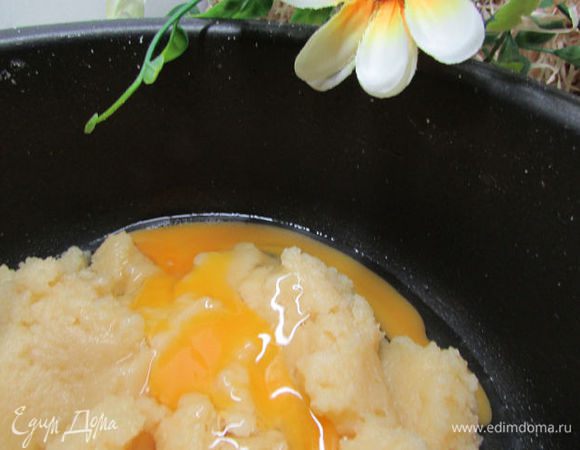 По одному вмешать яйца, я делала это руками.