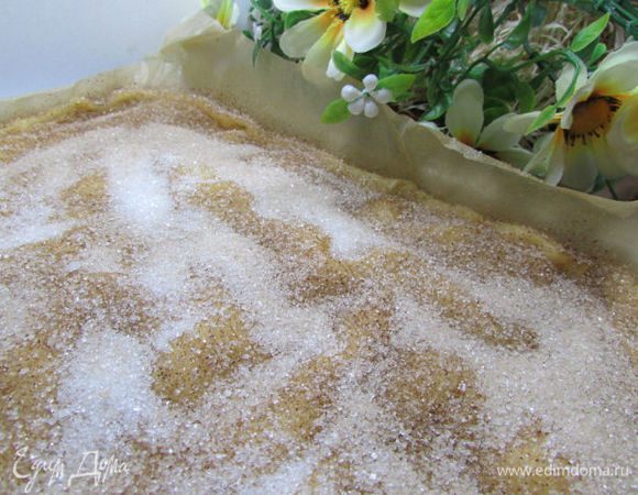 Сверху обильно посыпать сахаром и корицей. Отправить в разогретую духовку (180 градусов) на 40 минут.