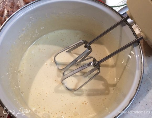 2 яйца и один белок взбить с сахаром и ванильным сахаром в пышную массу.