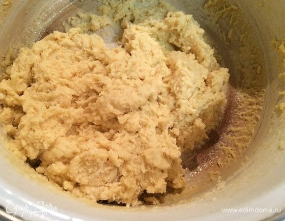 Добавить муку, разрыхлитель, тщательно перемешать.