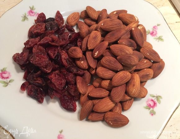 Миндальные орехи обжарить на сухой сковороде. Подготовить вяленую вишню.
Вишню можно заменить сушеной клюквой.