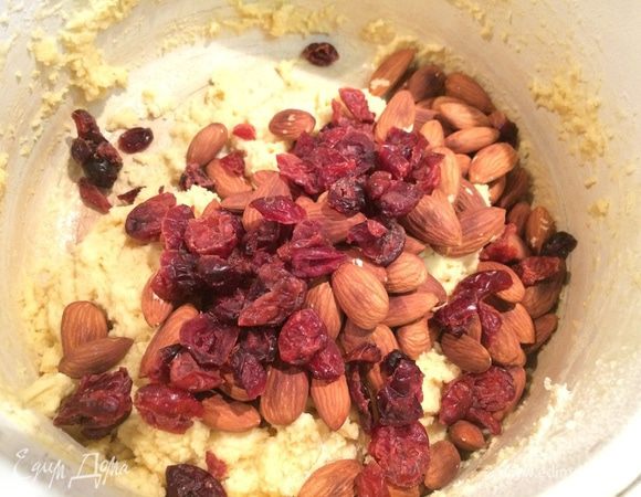 Миндаль и вишню добавить к тесту, все хорошенько перемешать.
Должна получиться вязкая масса.