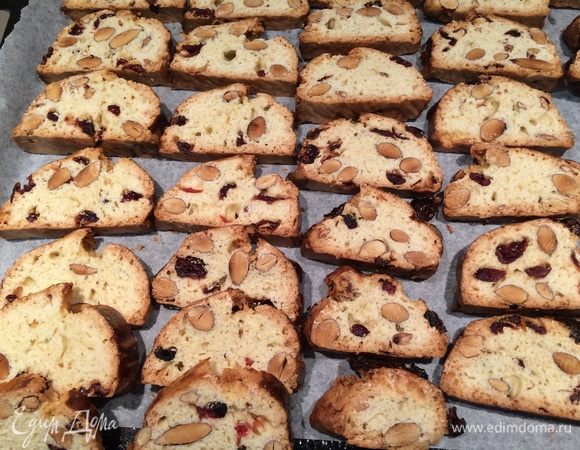 Нарезать батон наискосок на ломтики толщиной около 1 см. 
Разложить кантучини на застеленный бумагой для выпечки противень и выпекать еще около 10 минут на верхней решетке духовки до образования золотистой корочки.