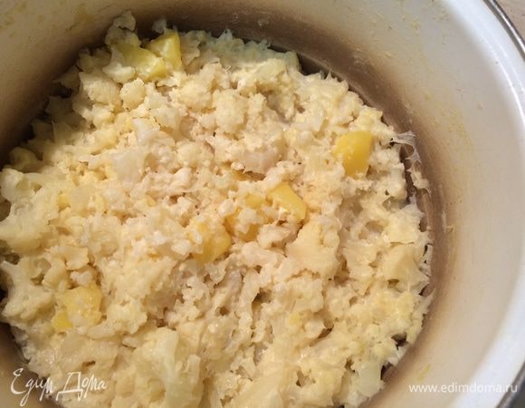 Цверную капусту помыть, разобрать на соцветия и положить в кастрюлю.
Добавить очищеный картофель, нарезанный мелким кубиком.
Залить овощи смесью молока и кипяченой воды (200 мл + 200 мл), жидкость должна покрыть овощи.
Варить на среднем огне до мягкого состояния овощей.
