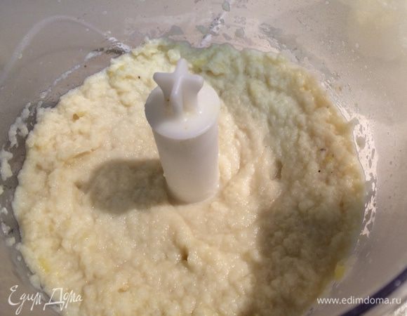 Готовую массу взбить блендером до пышного однородного состояния.
Добавить соль, белый молотый перец, мускатный орех.