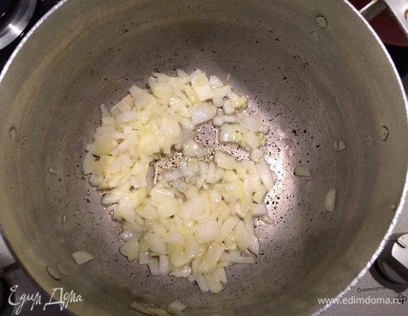 В кастрюле с толстым дном растопить сливочное масло, добавить мелко нарезанный лук и готовить, помешивая, до золотистой корочки, но чтобы лук оставался мягким. Посыпать мукой и помешать, лук должен быть кремового оттенка. 