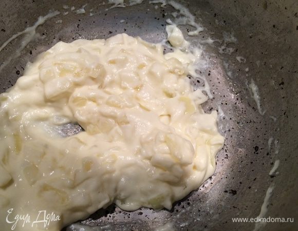 Добавить в кастрюлю сливки, готовить 1 минуту, непрерывно помешивая и не давая смеси закипеть.
Должна получиться вот такая масса.
