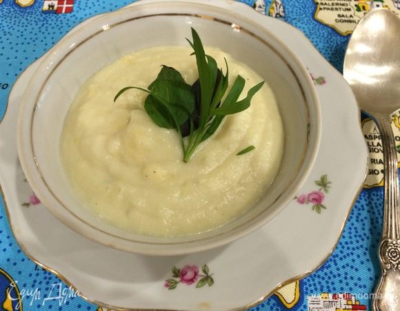 Через 1 минуту снять кастрюлю с огня и добавить оставшееся молоко. Тщательно перемешать и вернуть готовиться на огонь. Довести до кипения, добавить в кастрюлю пюре из капусты, готовить еще пол-минуты. 

Мягкий сыр с плесенью мелко покрошить, добавить в крем-суп, тщательно перемешать. Выключить огонь и накрыть крышкой.

Подавать крем-суп порционно, украсив сливками.
Я украсила веточками зелени, вот такое у меня было настроение ))) 