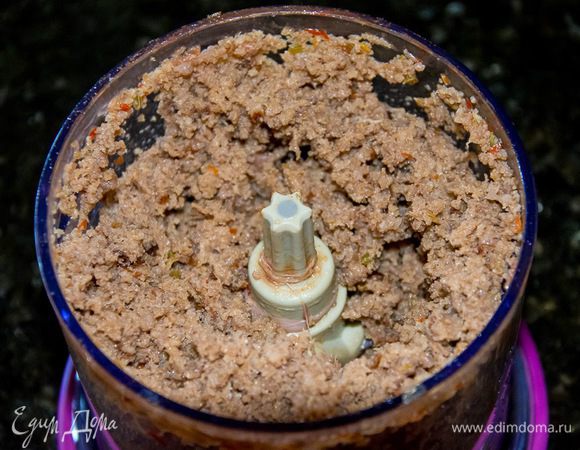 Обжариваем колбаски в сковородке. Даем немного остыть и измельчаем в блендере. Отставляем пока в сторону.