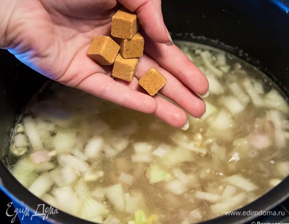 Наливаем в кастрюлю с луком и беконом 10 стаканов воды и доводим до кипения. Добавляем бульонные кубики. Да, знаю, странно. но именно при помощи кубиков достигается нужный вкус... Если кто-то знает, на что их можно заменить с сохранением конечного результата, пожалуйста, пишите.