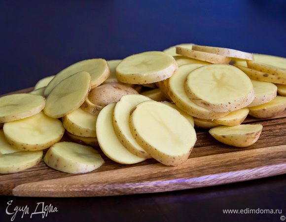 Нарезаем картошку кружочками, добавляем в кипящий бульон и варим до готовности.