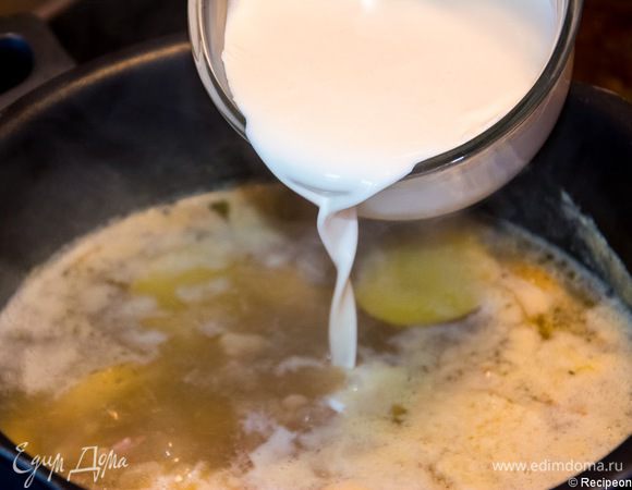 Вливаем в суп сливки и прогреваем.