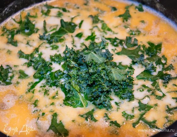 В кастрюлю выкладываем перемолотые колбаски и кэйл. Тщательно перемешиваем и даем закипеть.