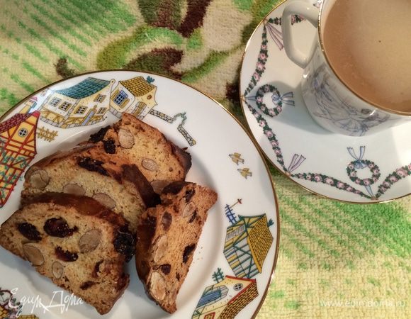 Готовые кантучини переложить на поднос и остудить.

А теперь можно насладиться ароматными миндальными сухариками с чашечкой эспрессо (или капучино, кто как любит) ...
