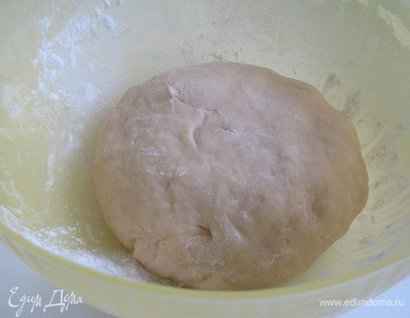 Просеять в миску муку вместе  солью. Добавить жидкие ингредиенты и замесить мягкое на ощупь, не липнущее к рукам тесто. Накрыть тесто полотенцем и оставить на 1 час в теплом месте.
