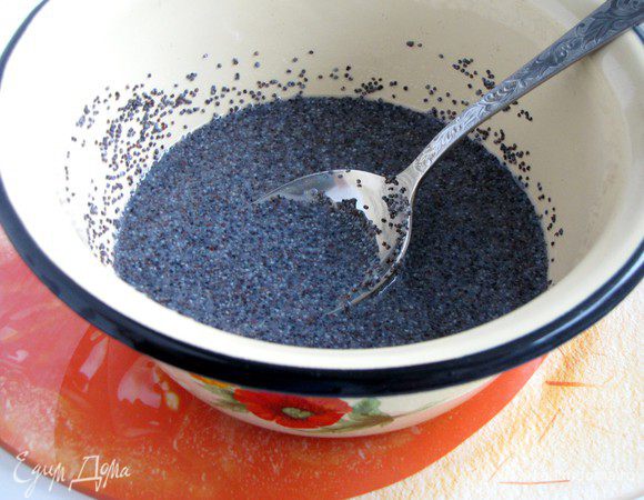 Пока тесто подходит, приготовим начинку. Молоко довести до кипения, добавить сахар и мак, дать остыть.