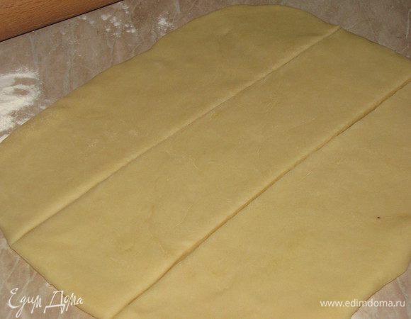 Подошедшее тесто, раскатать в прямоугольник 30х40 см. Разрезать на 3 полосы.