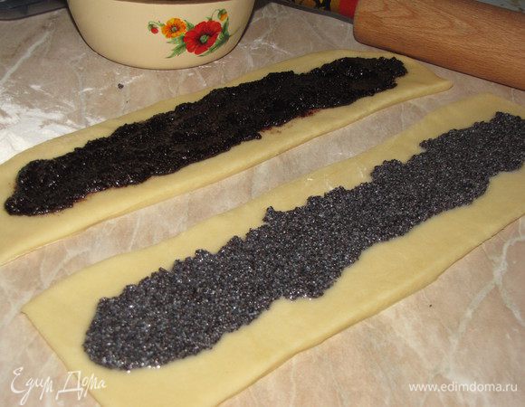 Распределить маковую начинку по центру каждой полосы. Мне немного не хватило мака и я сделала одну полосу с черемуховой начинкой. На фото видно, что начинки отличаются.)))