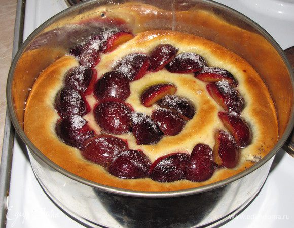 Разогреть духовку до 180 град. Выпекать пирог до золотистого цвета 25-30 минут. Затем пирог достать смазать растопленным сливочным маслом и отправить в духовку еще на 5 минут.