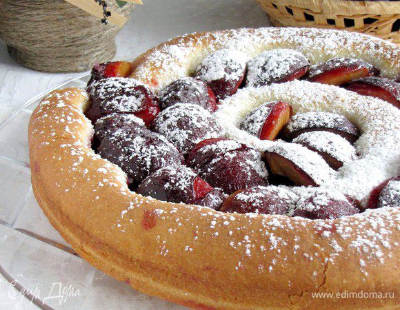 Остудить пирог на решетке, посыпать сахарной пудрой, переложить на блюдо.